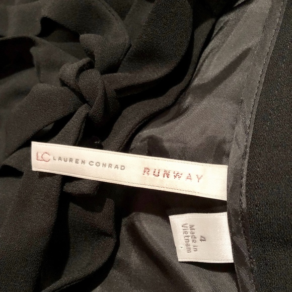 Elegant dress shorts with lace detail - Picture 5 of 8